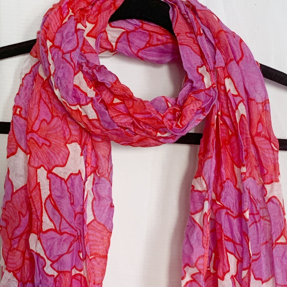 SOLD NWT Vera Bradley Scarf in Paradise Floral Lilac - Picture 5 of 6